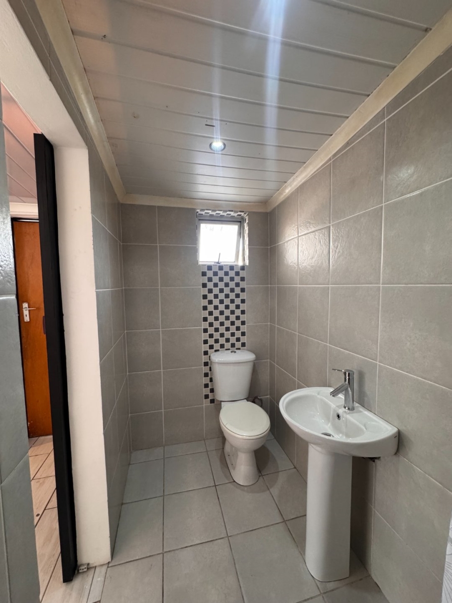 To Let  Bedroom Property for Rent in Goodwood Central Western Cape